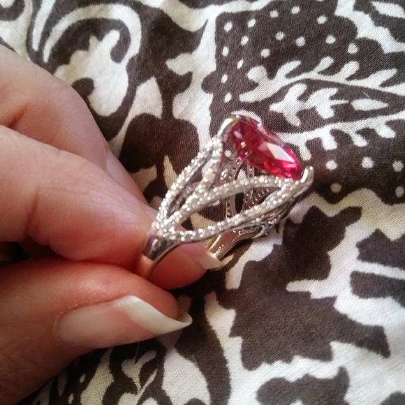 🌺🌺White Sapphire and garnet 14k white gold ring